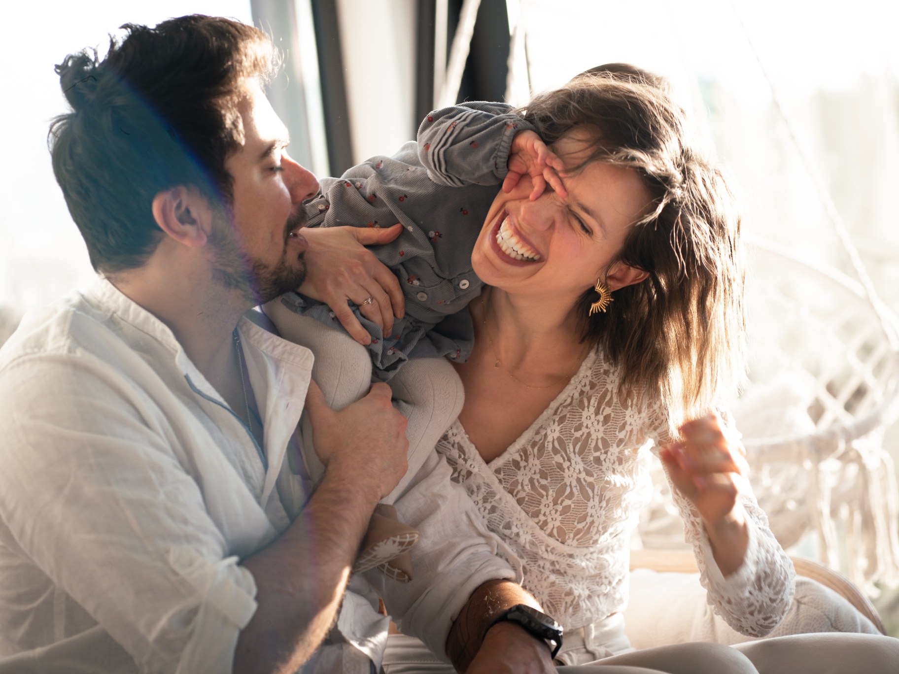 Moment de complicité en famille à la maison