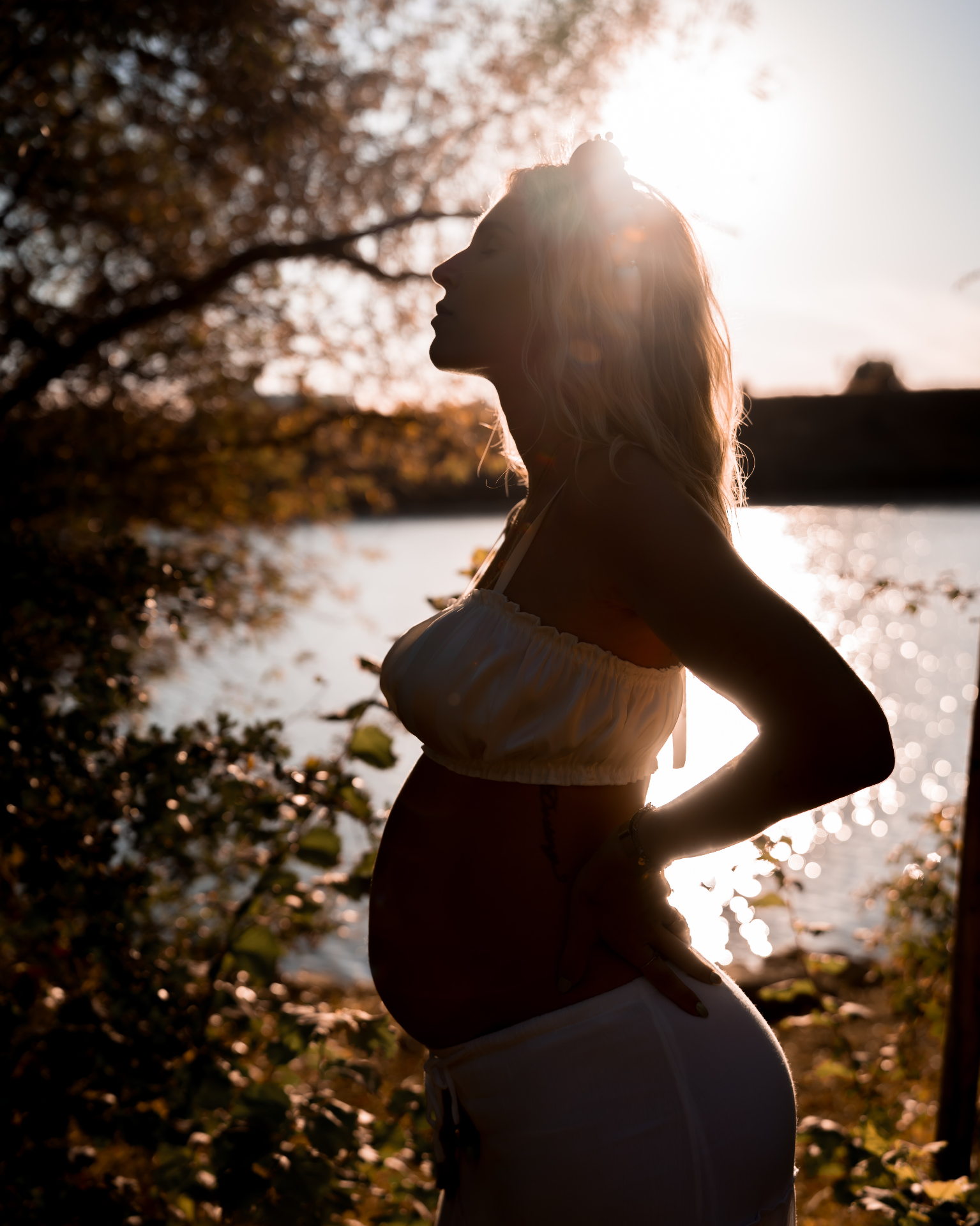 Silhouette de future maman au coucher de soleil