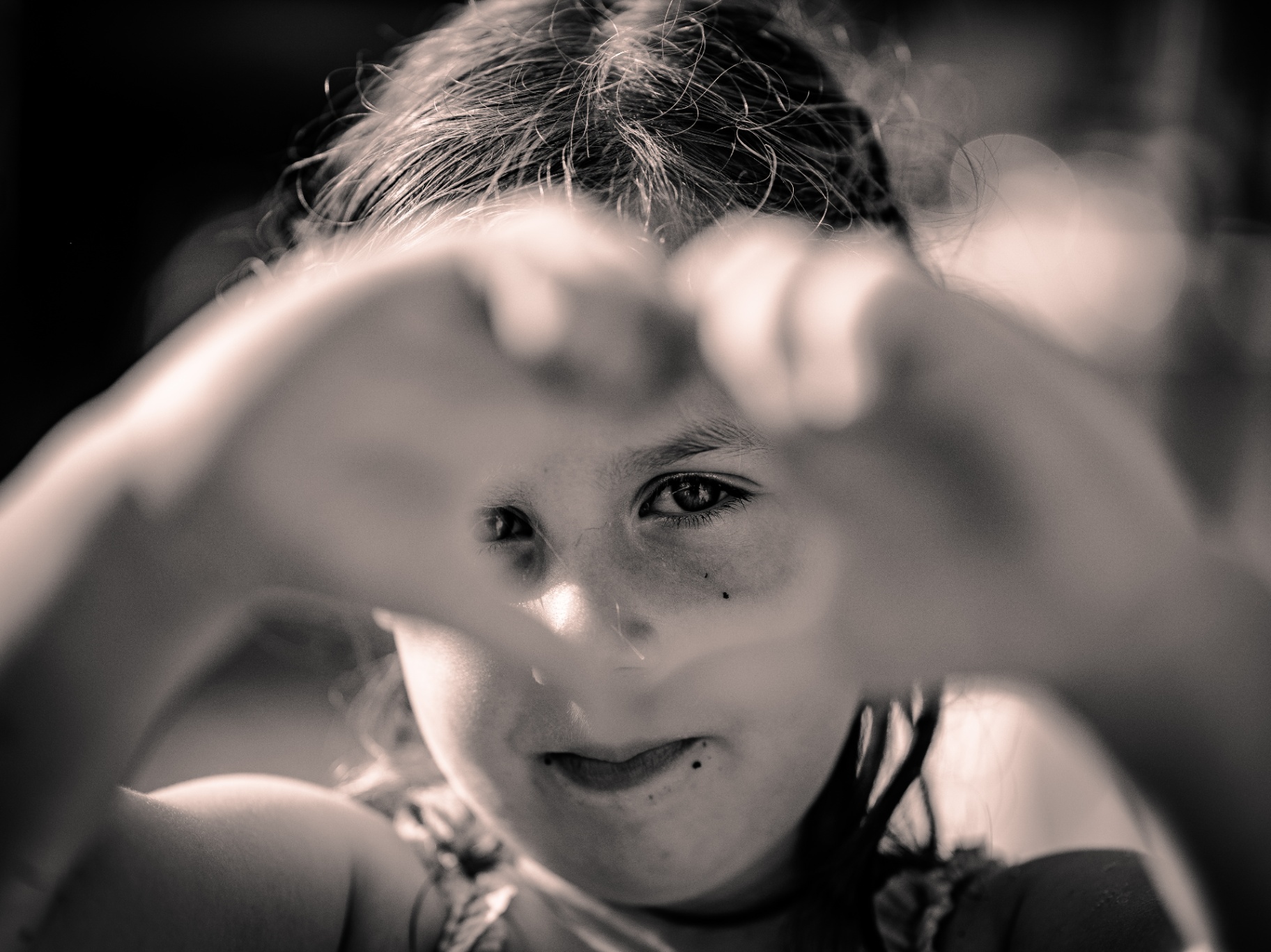 Regard d'enfant en noir et blanc, lumière douce