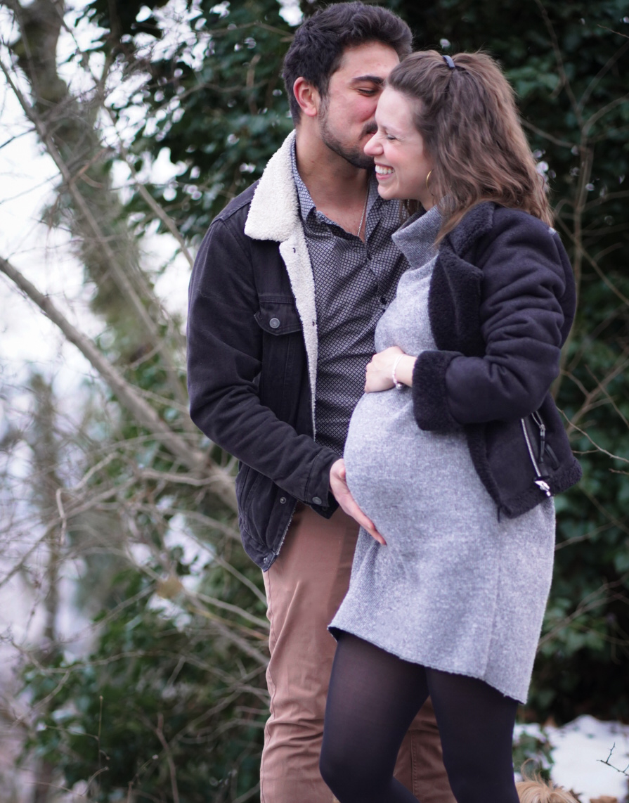 Couple en hiver, main sur le ventre de la future maman