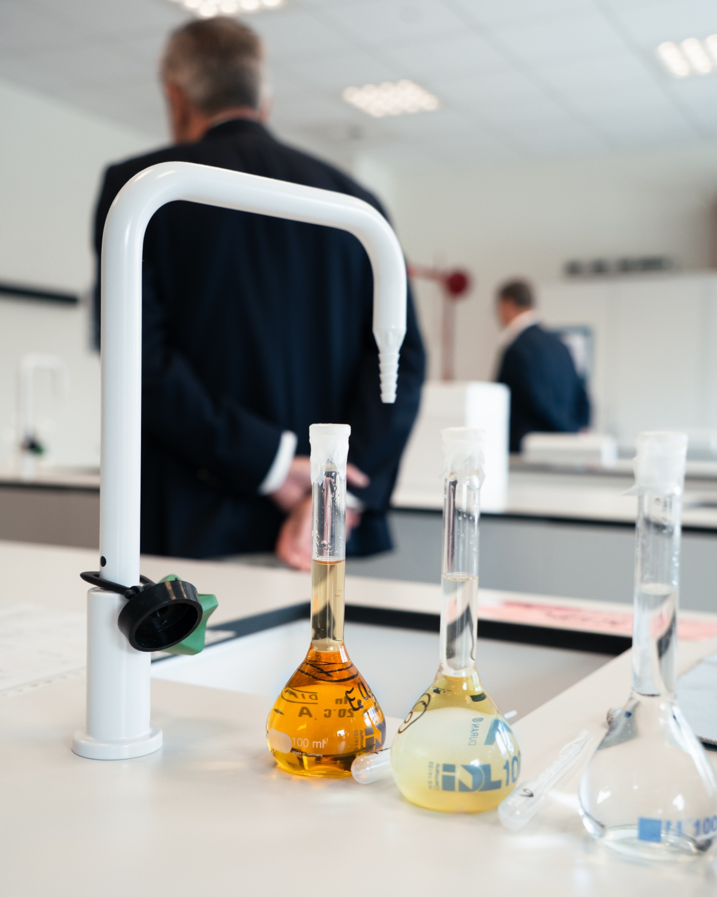 Laboratoire d'entreprise avec matériel scientifique