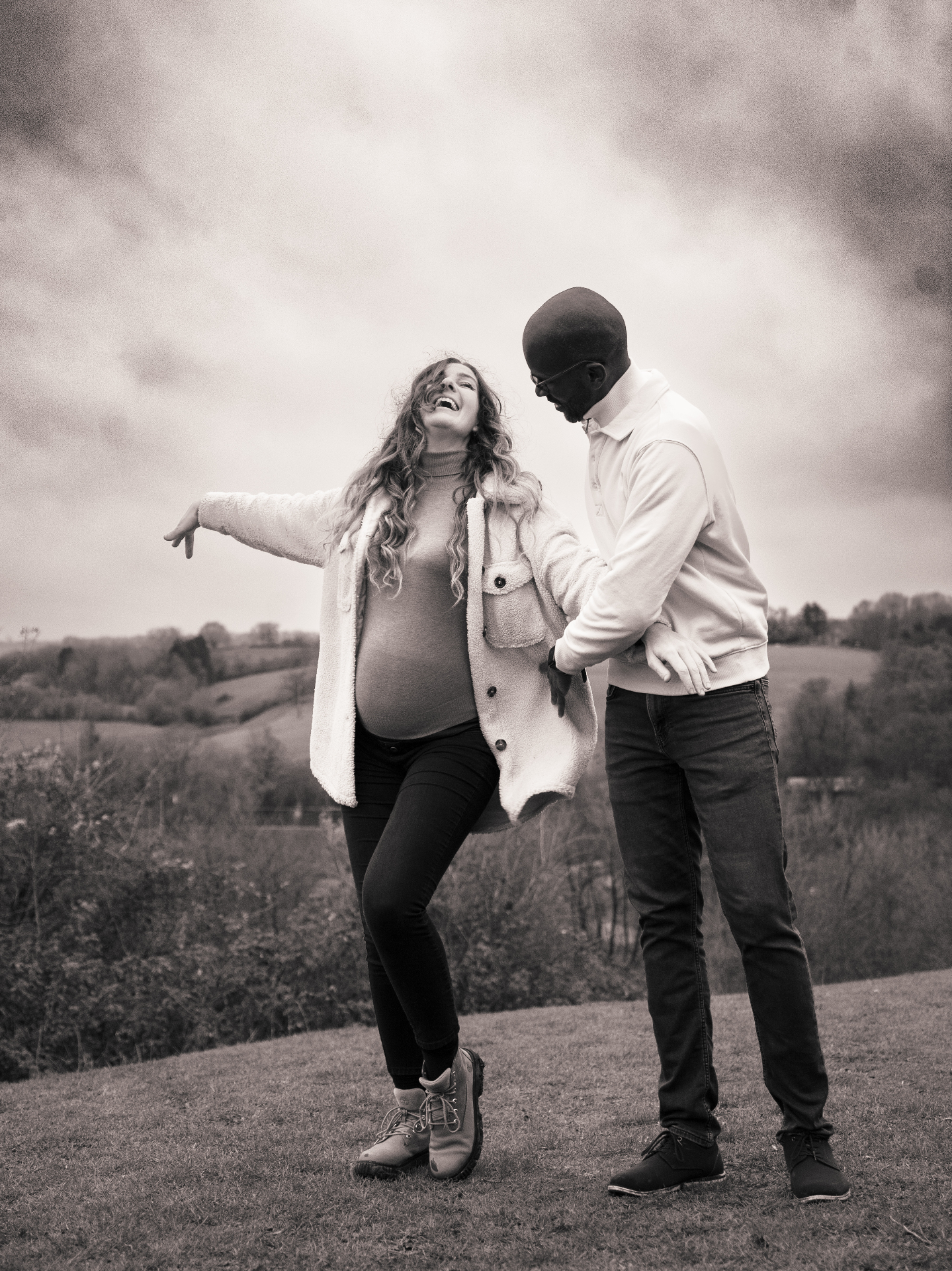 Couple riant ensemble dans la nature en hiver