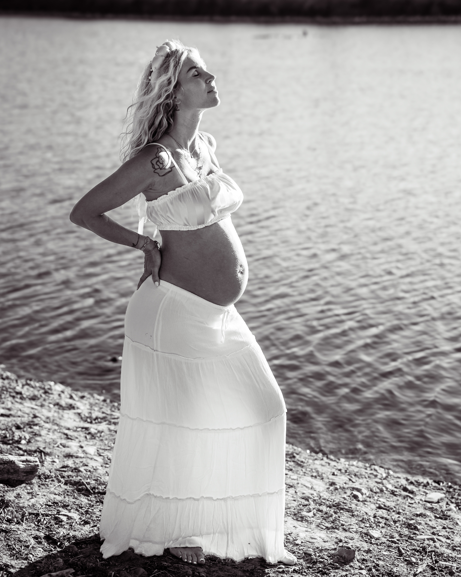 Future maman en noir et blanc au bord du lac