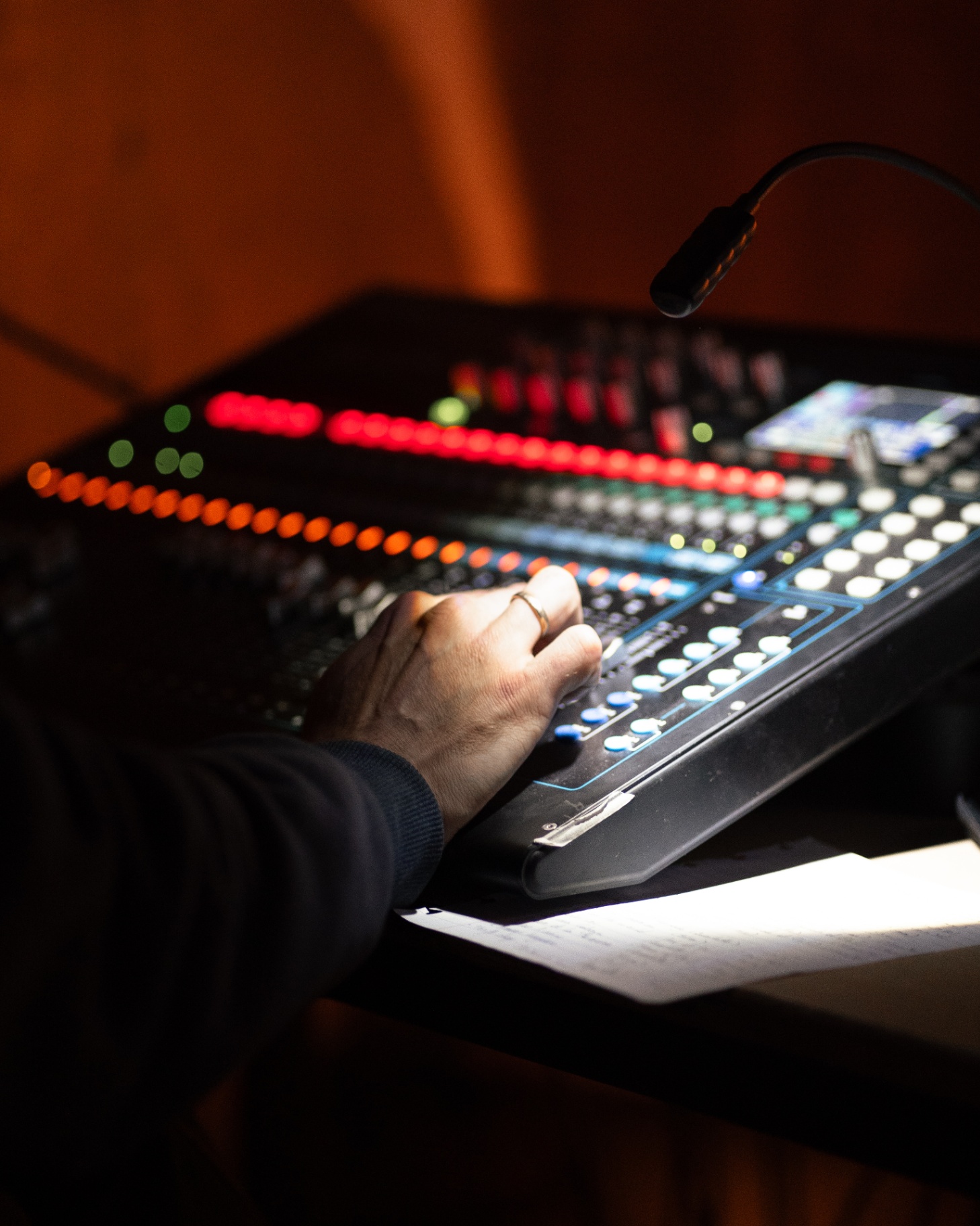 Table de mixage sonore en concert