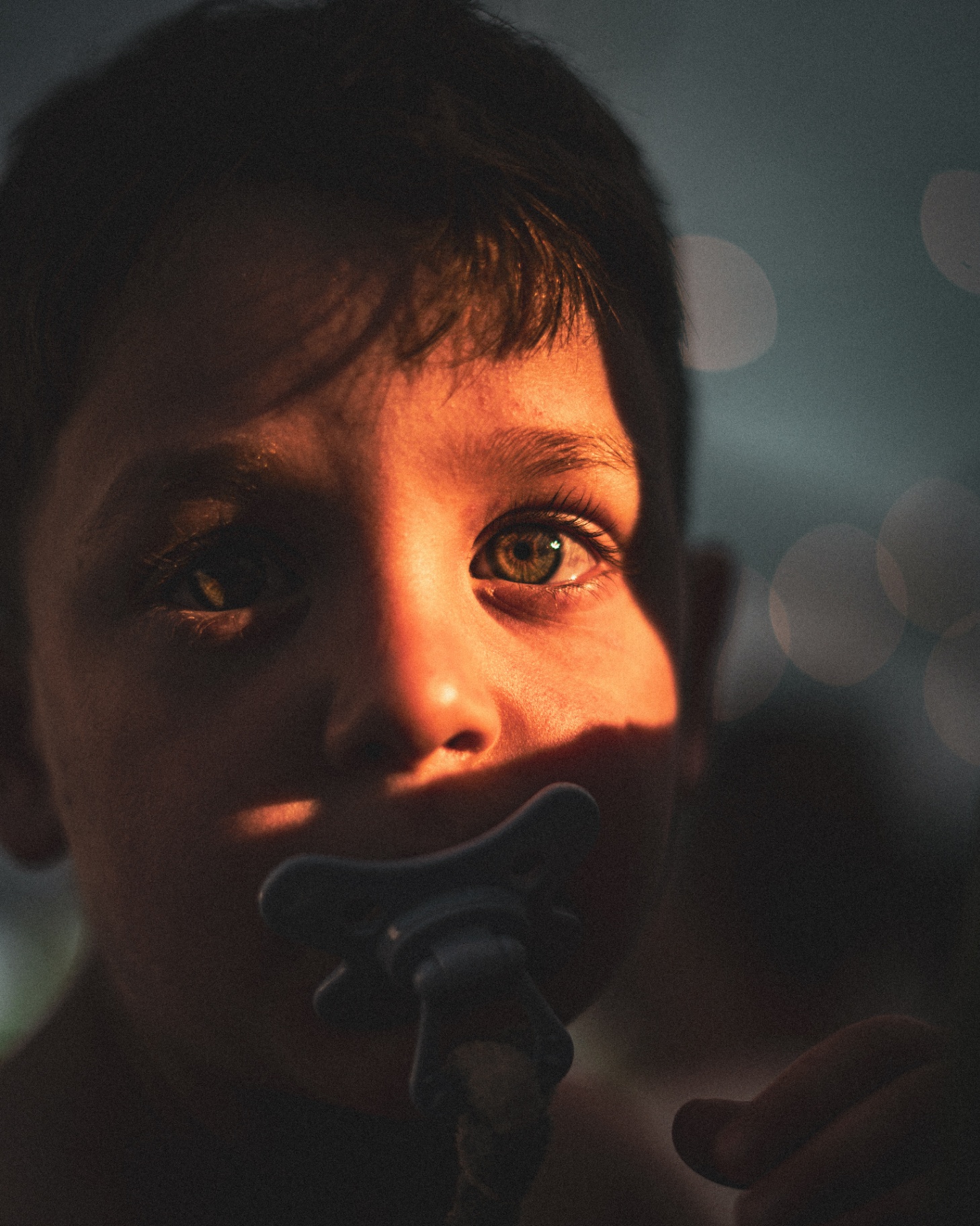 Portrait créatif avec un jeu d'ombre et de lumière