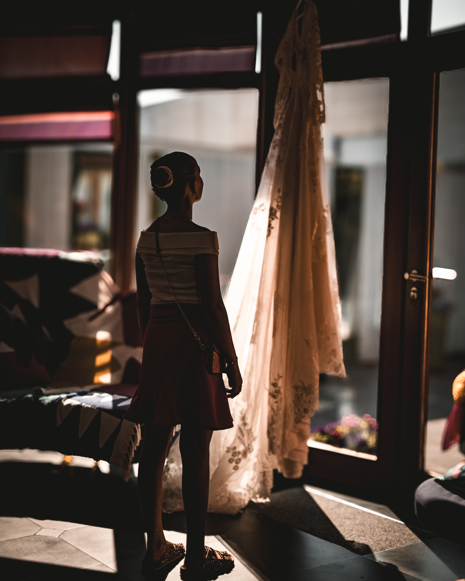Robe de mariée suspendue à contre-jour