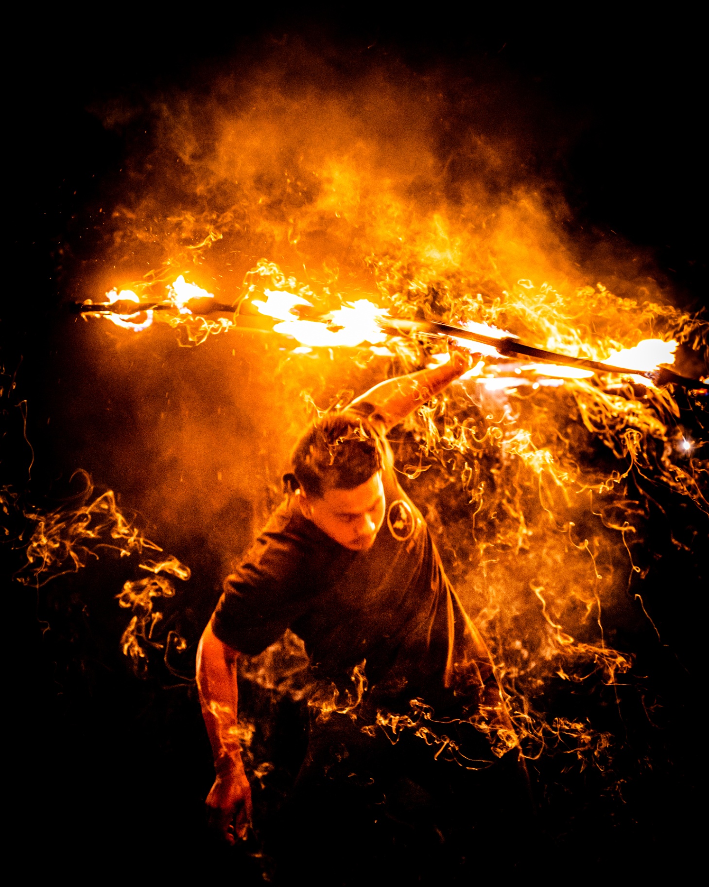 Artiste cracheur de feu en pleine performance