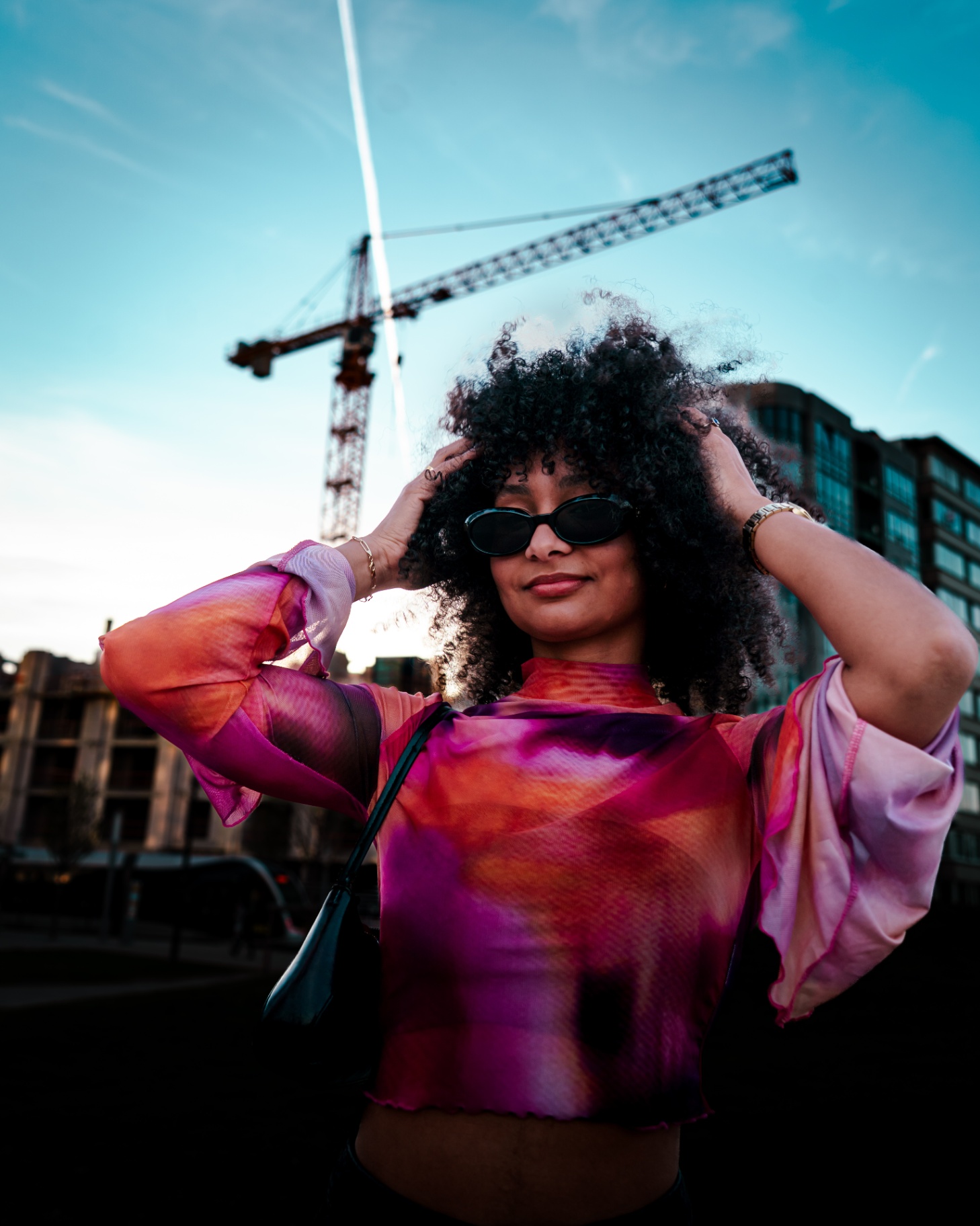 Portrait urbain coloré avec une grue en arrière-plan