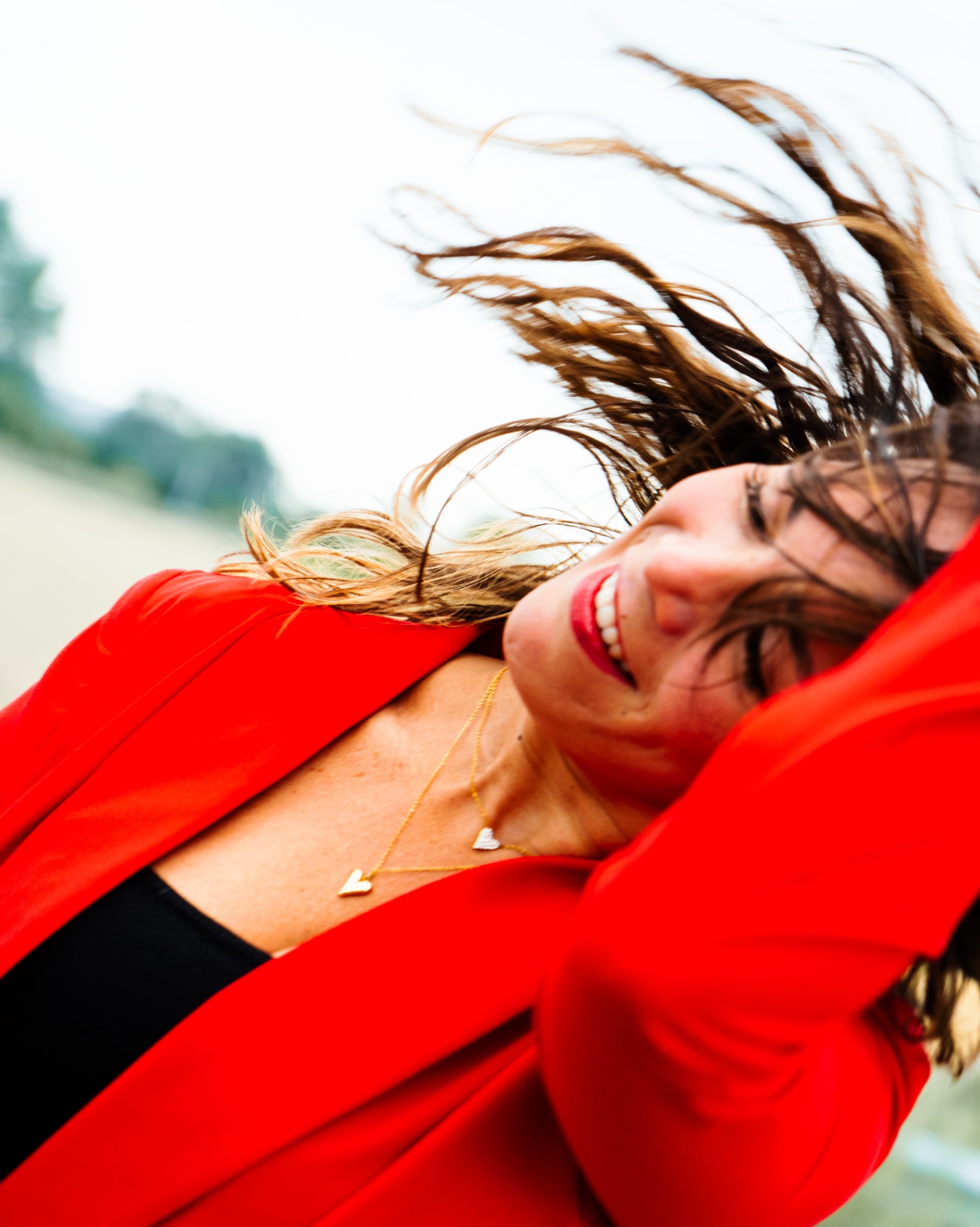 Portrait dynamique d'une femme en veste rouge
