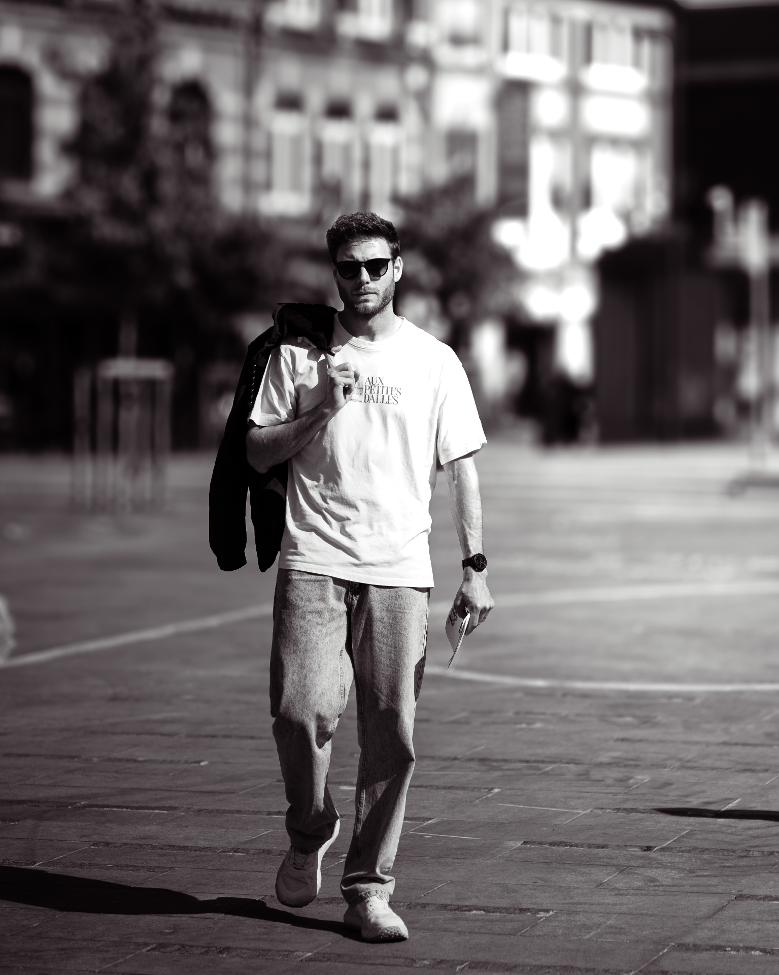 Homme marchant en ville, portrait noir et blanc