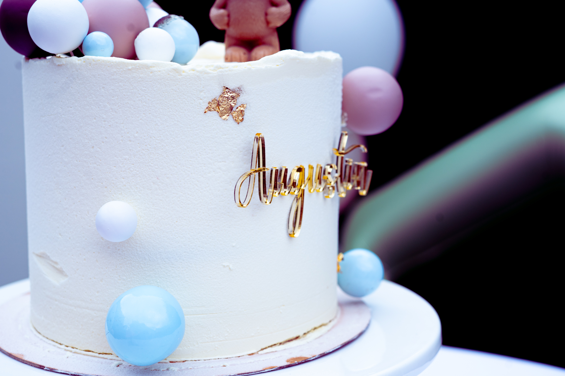 Gâteau d'anniversaire décoré de sphères pastel