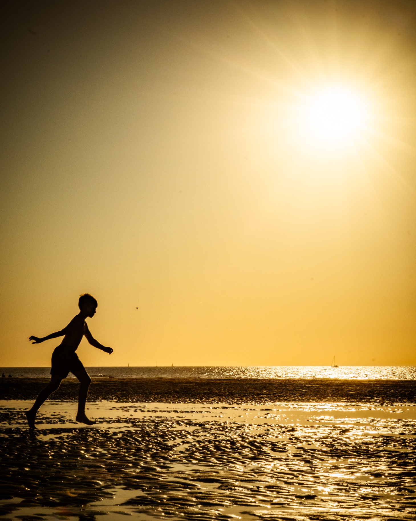 Enfant courant sur une plage dorée au soleil