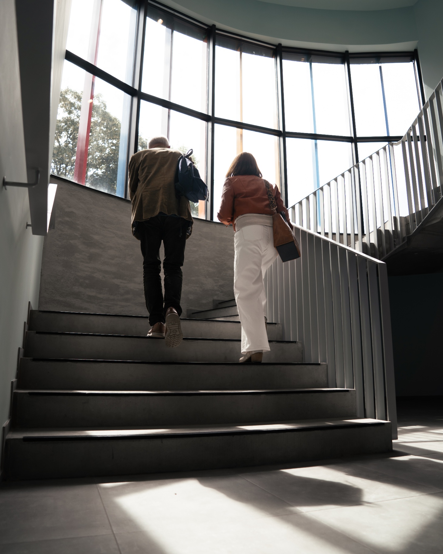 Deux collaborateurs montant un escalier moderne