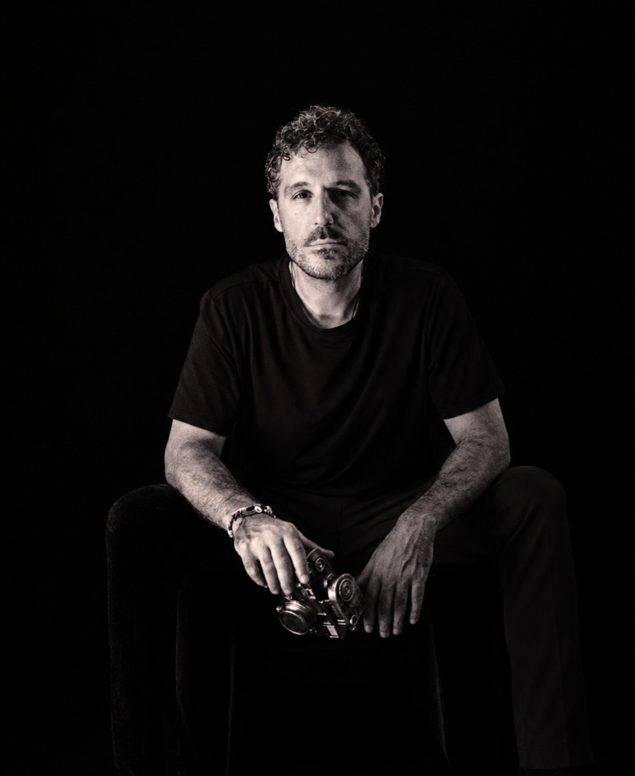 Francesco Rotolo, photographe, assis avec son appareil photo
