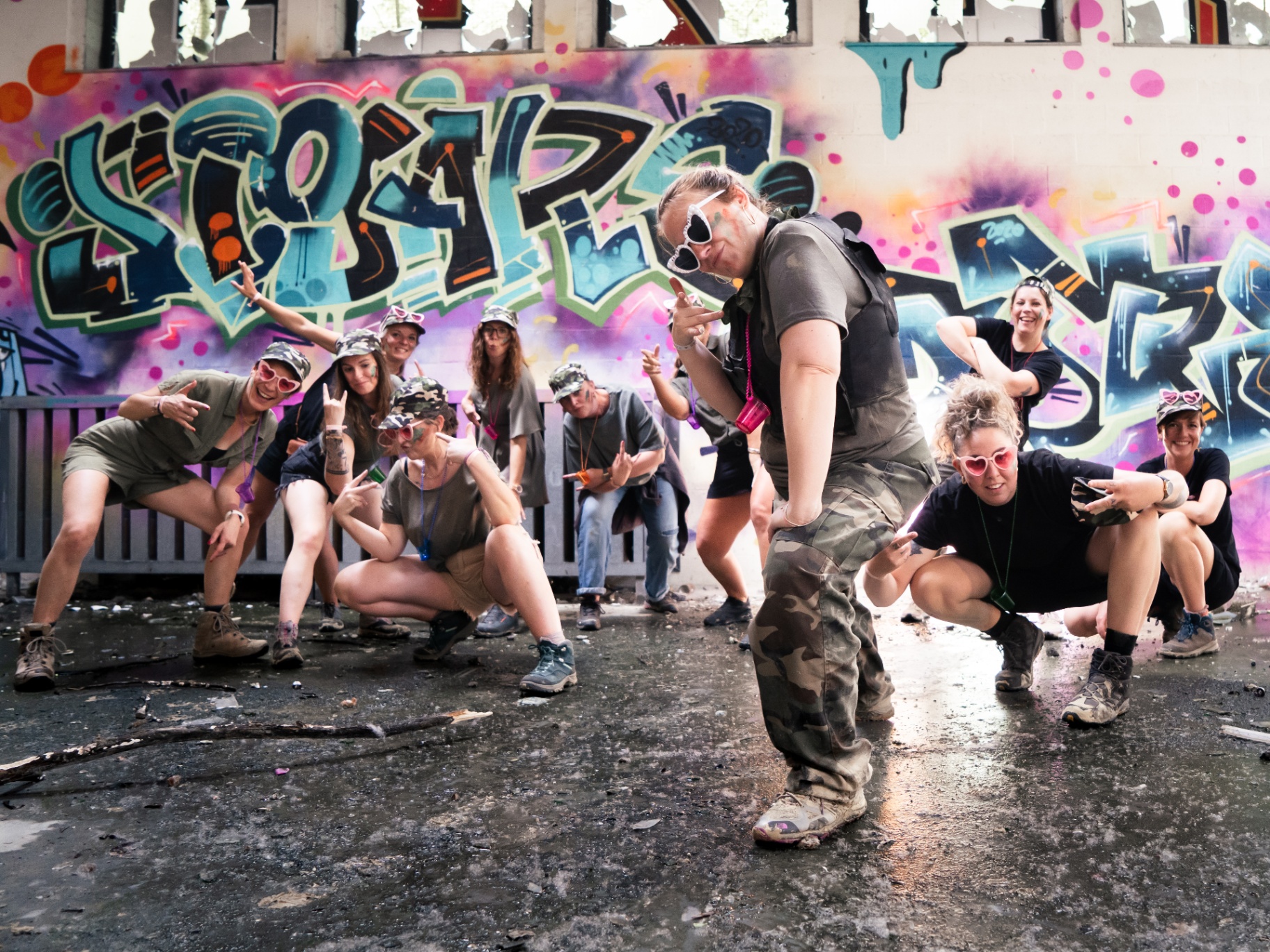 Groupe d'amis complices devant un mur de graffitis